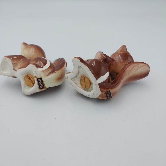 VINTAGE SQUIRREL HOLDING ACORNS SALT AND PEPPER SHAKERS JAPAN - Picture 3 of 5
